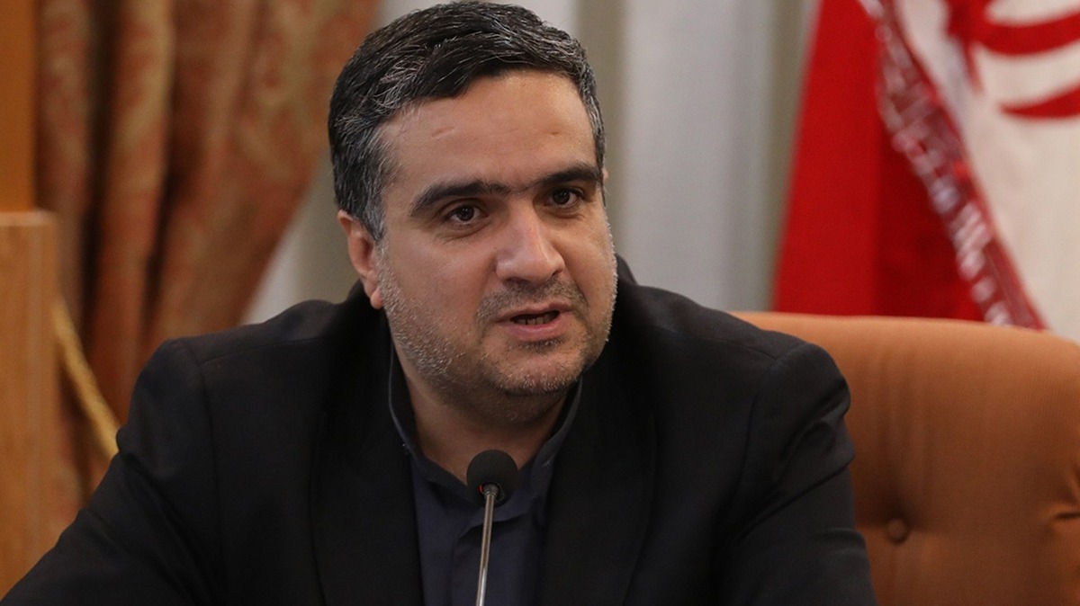 رویداد «ایران جان» تلاشی است برای بازخوانی ظرفیت‌های پنهان سرزمینی، گفت‌و‌گو با کنشگران محلی و بازتاب صدای مناطقی که در هیاهوی مرکز گاه کمتر شنیده می‌شود. در همین مسیر، گفت‌و‌گو با سلمان اسحاقی، نماینده مردم قائنات و زیرکوه در مجلس شورای اسلامی، فرصتی بود برای نگاهی نزدیک‌تر به یکی از مناطق فرهنگی، تاریخی و کشاورزی مهم شرق ایران. قائنات، سرزمین زعفران و تاریخ، و زیرکوه، با مردمانی سخت‌کوش و طبیعتی کم‌نظیر، امروز با مشکلاتی، چون کم‌آبی، مهاجرت و کم‌توجهی به زیرساخت‌ها روبه‌روست، اما در دل همین دشواری‌ها، ظرفیت‌های بزرگی برای توسعه متوازن و احیای اقتصاد محلی نهفته است.