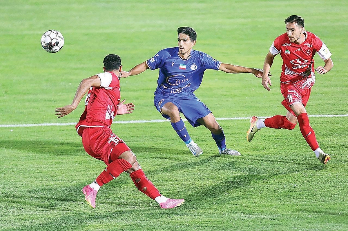 درحالی که هواداران پرسپولیس و استقلال با هیجان و کنجکاوی به تقویم آذر ۱۴۰۴ خیره شده‌اند، سرانجام مکان برگزاری دربی ۱۰۶ مشخص شد: ورزشگاه امام خمینی (ره) اراک. باشگاه پرسپولیس، به‌عنوان میزبان، با ارسال نامه‌ای رسمی به سازمان لیگ، این ورزشگاه را برای دیدار هفته دوازدهم لیگ برتر انتخاب کرد. این تصمیم، پس از بازدیدهای کارشناسی از گزینه‌هایی مثل ورزشگاه پارس شیراز و امام رضا مشهد، گرفته شد.