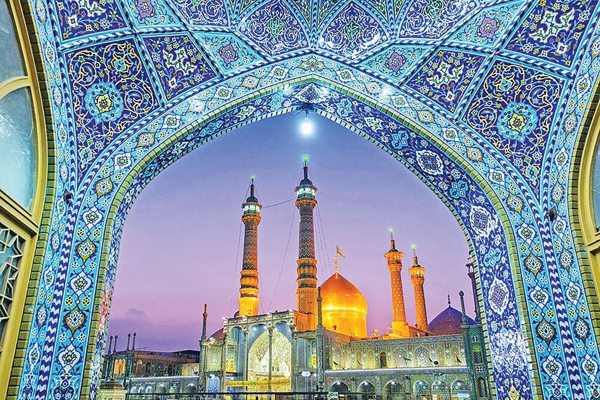 گفت رفته بودیم یکی از روستاهای کرمان اردوی جهادی. دخترها در مدرسه شبانه‌روزی اقامت داشتند. روز سوم چند نفر از دخترها آمدند و گفتند خانم قرار است با کاروان برویم قم و جمکران. داشتند خداحافظی می‌کردند که دیگر در اردو نخواهند بود. به شوخی گفتم قم و جمکران که نزدیک است، پس‌فردا بیایید. دخترها چند لحظه ساکت شدند، یکی از آنها گفت: خانم از کرمان تا قم راه زیاده.