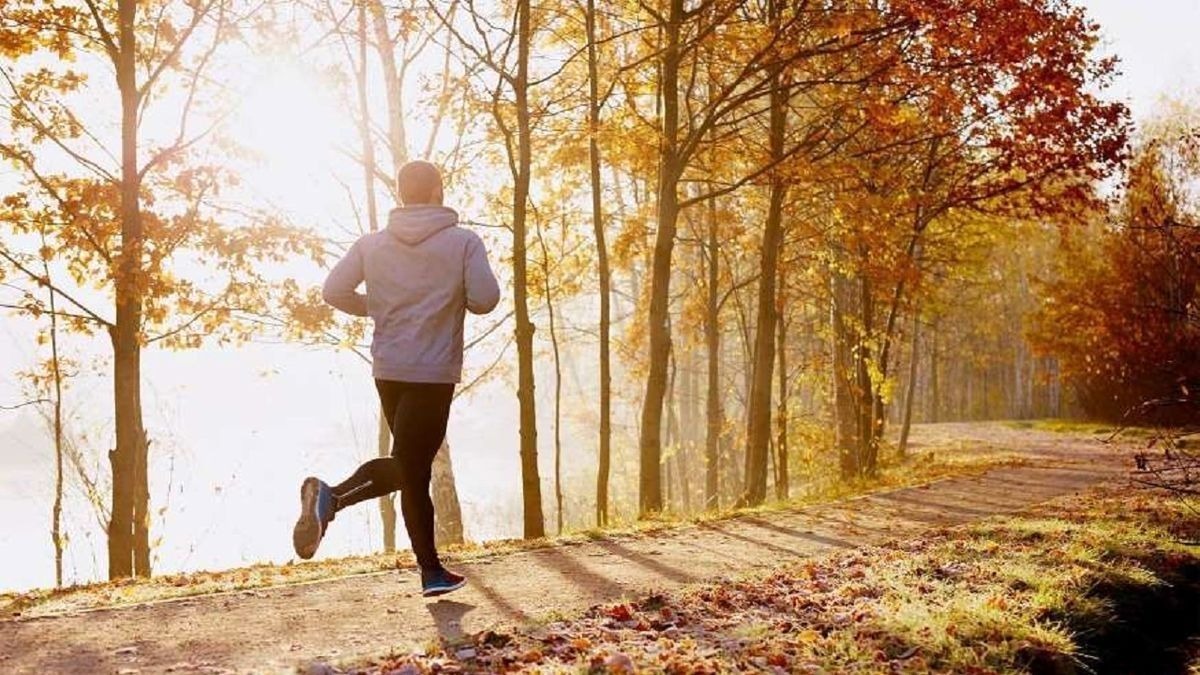 با تغییر فصل و آغاز پاییز، بدن انسان ناگزیر از سازگاری با تغییرات محیطی است. کاهش دما، تغییر طول روز، کاهش شدت نور خورشید و نوسانات فشار هوا، همگی عواملی هستند که بر عملکرد فیزیولوژیک بدن تاثیر می‌گذارند.