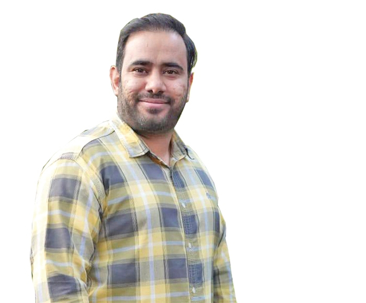 محمدرضا جدیدی، کارشناس گل و گیاه درخصوص نحوه نگهداری ازگل‌ها و گیاهان آپارتمانی در پاییز می‌گوید: با شروع فصل پاییز،دماومیزان نورمحیط تغییر می‌کندوهمین مسأله روی وضعیت گیاهان تأثیرمی‌گذارد. بنابراین باید شرایط محیطی را برای آنها متعادل‌ کنیم. اگر گیاهان نزدیک پنجره قرار دارند، بهتر است کمی از شیشه فاصله داده شوند تا سرمای پنجره باعث آسیب به برگ‌ها و ریشه نشود. همچنین، اگر گلدان‌ها در کنار شوفاژ یا وسایل گرمایشی قرار دارند، باید از آنها هم فاصله بگیرند تا گرمای مستقیم باعث خشک شدن گیاه نشود.