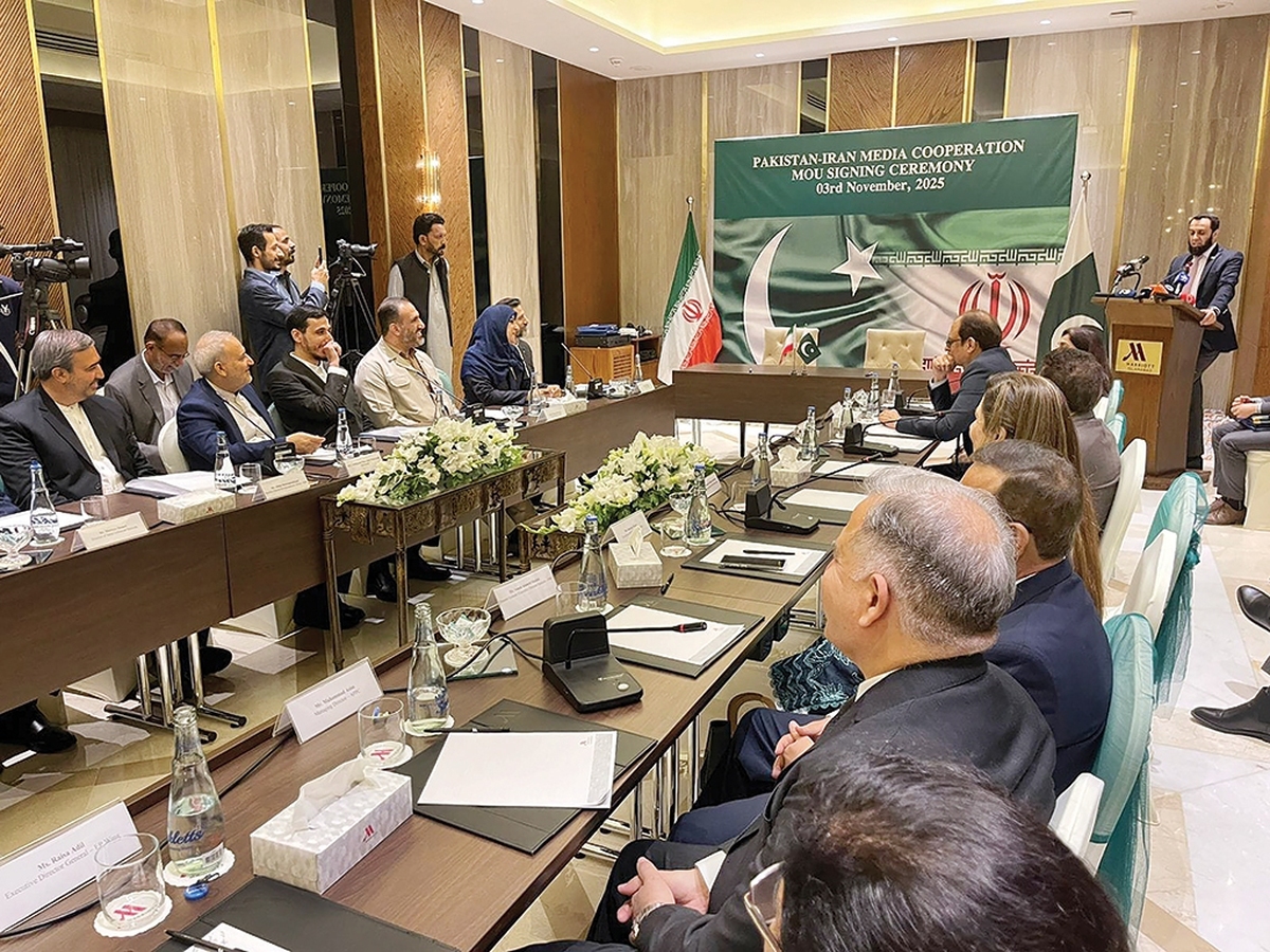 هفته گذشته درراستای پاسخگویی به نیاز پیوند رسانه‌ای میان ایران و پاکستان، هیاتی ایرانی به این کشور سفر کرد و با امضای پنج تفاهم‌نامه، پرده آغازی را در فصل جدید ارتباطات رسانه‌ای بالا برد. سفر هیات رسانه‌ای ایران به پاکستان را باید گام‌نهادن در مسیری دانست که در آن، رسانه به ابزاری برای گفت‌وگوی امت اسلامی با خودش تبدیل می‌شود.