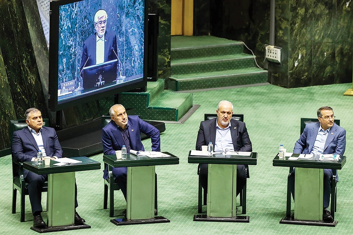 جلسه صبح و عصر علنی صحن مجلس شورای اسلامی روز گذشته صرف بررسی و ارزیابی نحوه اجرای سال اول قانون برنامه پنج‌ساله هفتم پیشرفت شد. طبق اعلام محمدباقر قالیباف، رئیس مجلس شورای اسلامی جلسه صبح و بعدازظهر دیروز و امروز به بررسی برنامه هفتم اختصاص یافت.این نشست برای نخستین‌بار به‌منظور اجرای ماده ۱۱۸ قانون برنامه هفتم پیشرفت و نظارت بر تحقق احکام مورد انتظار در سال اول برگزار می‌شود.