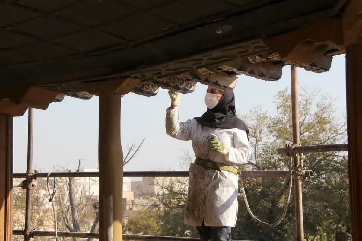 مهدوی سرپرست میراث‌فرهنگی، گردشگری و صنایع‌دستی استان  از کارگاه مرمت این بنای تاریخی در دولتخانه صفوی بازدید کرد.