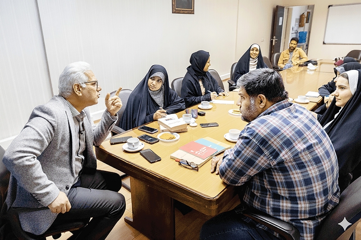 «هادی خورشاهیان» از معدود اهالی قلم است که بدون در نظرگرفتن خط و ربط‌های سیاسی و اجتماعی، تمرکز اصلی‌اش را روی نوشتن گذاشته و همه انرژی‌اش را معطوف ادبیات و خانواده کرده است. از او خواستیم هیچ آدابی و ترتیبی مجوید و هر چه دل تنگش می‌خواهد‌ بگوید. آنچه در ادامه می‌خوانید‌ گزیده‌ای از گفته‌های اوست و برای کسانی که می‌خواهند وارد دنیای ادبیات و نوشتن شوند‌ می‌تواند بسیار مفید باشد.