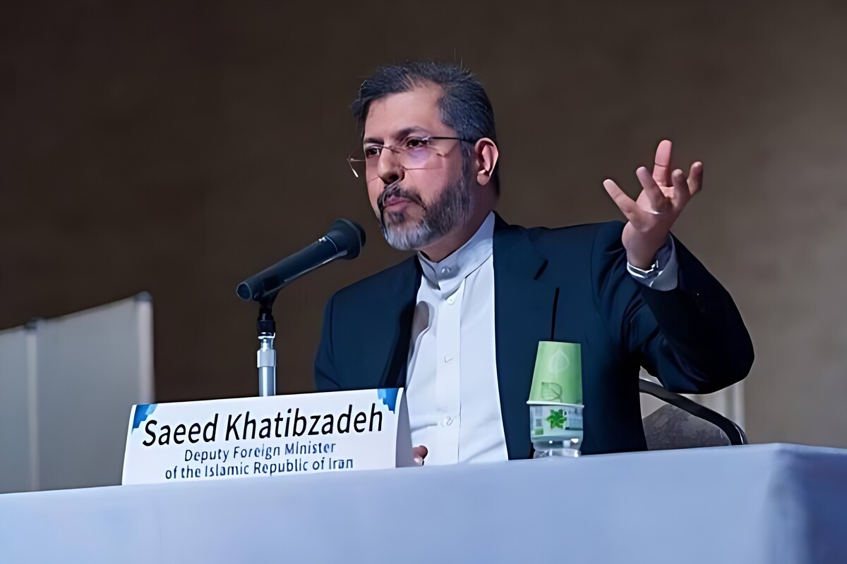 معاون وزیر امور خارجه گفت: ایران در مورد موضوعاتی که به امنیت ملی آن مرتبط بوده و خطوط قرمز به شمار می آیند، هیچگونه سازش و عقب نشینی نخواهد کرد.