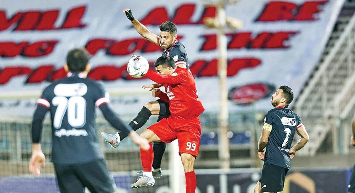 یکی ازمهم‌ترین اتفاقات فوتبالی در هفته گذشته، حواشی و جنجال‌های بعد ازقرعه‌کشی مرحله یک شانزدهم نهایی جام حذفی مربوط به تقابل تراکتور و پرسپولیس بود.برگرداندن حکم تعلیق حضورتماشاگران از سوی کمیته استیناف و اعتراض پرسپولیسی‌ها نسبت به این موضوع، طی چند روز گذشته بحث اصلی رسانه‌هاوبرنامه‌های ورزشی بوده است. حالا به نظر می‌رسد یک حاشیه دیگر نیز به این بازی مهم اضافه شده است. برگزاری و یا عدم برگزاری این بازی به نتیجه دیدارهای دوستانه تیم ملی در فیفا‌دی پیش رو بستگی دارد.