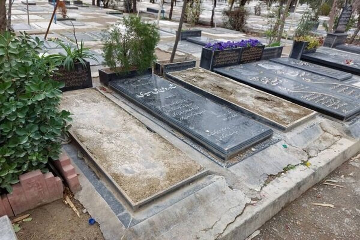 سر کلانتر یازدهم پلیس پیشگیری پایتخت از دستگیری یک سارق سنگ قبرها در بهشت زهرا (س) خبر داد و گفت: در بازرسی از مغازه این سارقان ۱۲ سنگ قبر و کتیبه نفیس کشف شد.