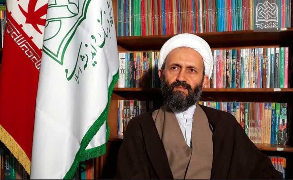 شبهاتی که امروز درباره حجاب مطرح می‌شود، ابتدا در جوامع اسلامی شمال آفریقا مانند مصر و مراکش توسط برخی اندیشمندان و نواندیشان مطرح شد و به‌مرور وارد فضای جامعه ایران گردید. همچنین برخی جریان‌های مدعی فمینیسم اسلامی و جنبش‌های زنان، این بحث‌ها را پررنگ‌تر کردند.