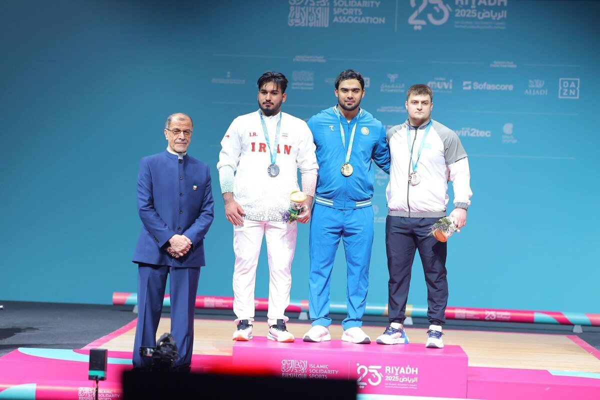 محمود خسروی وفا رییس کمیته ملی المپیک کشورمان مدال‌های دسته ۱۱۰ کیلوگرم وزنه برداری را اهدا کرد. 