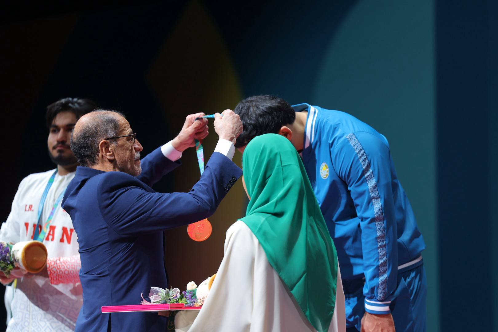 توزیع مدال وزنه برداری توسط  رییس کمیته ملی المپیک 