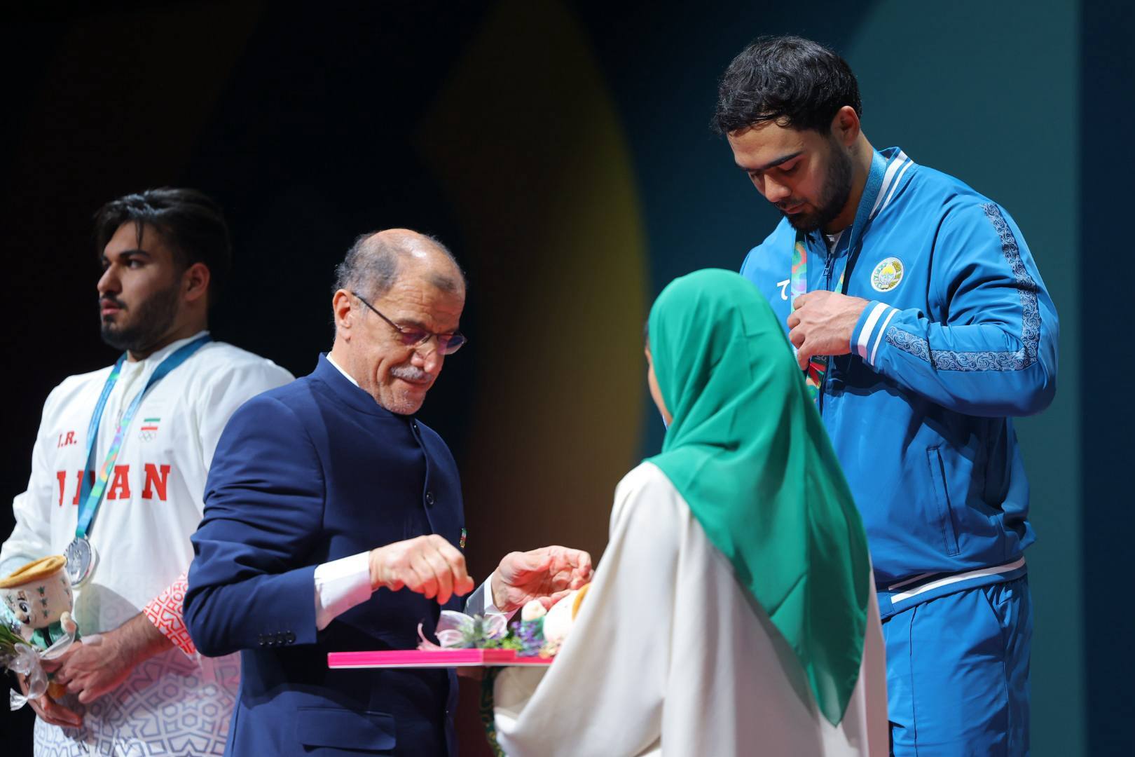 توزیع مدال وزنه برداری توسط  رییس کمیته ملی المپیک 