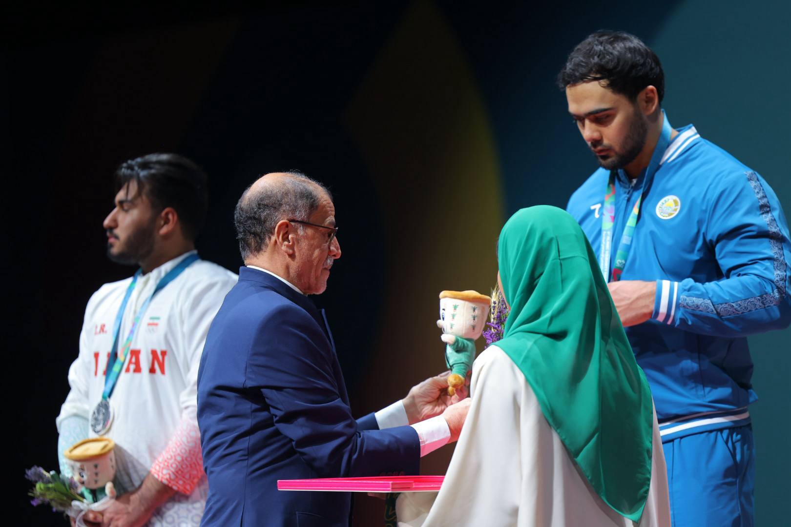 توزیع مدال وزنه برداری توسط  رییس کمیته ملی المپیک 