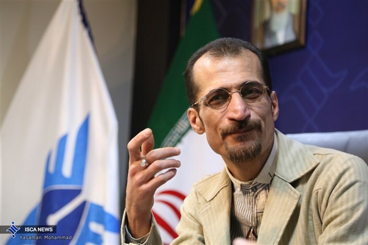 در فیلم‌های هالیوودی همیشه نابودی آمریکا و «آخرالزمان آمریکایی» را یا با تهاجم فضایی‌ها یا با حمله اتمی روسیه و حمله اتمی کشوری که ایکس است یا با برخورد شهاب‌سنگی بزرگ نشان می‌دهند یا با پخش شدن ویروسی که انسان‌ها را زامبی کرده و عده کمی که سالم مانده‌اند، مشغول فرار از زامبی‌ها هستند!