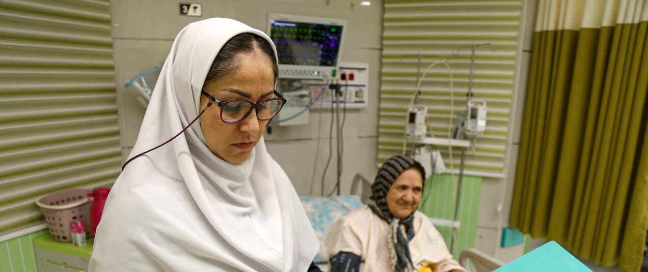 پرداخت معوقه‌های پرستاران را پیگیر هستیم