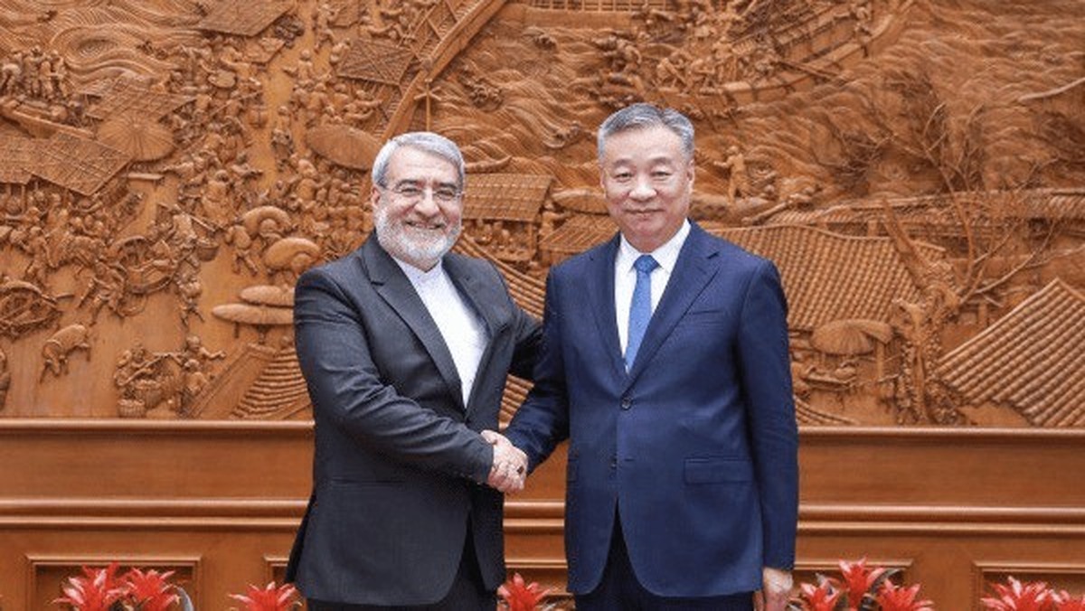 معاون وزیر خارجه چین در دیدار سفیر ایران در پکن ضمن گفت‌و‌گو درباره پنجاه و پنجمین سالگرد برقراری روابط دیپلماتیک دو کشور بر آمادگی چین برای تقویت همکاری‌های دوجانبه و چندجانبه و ارتقای شراکت جامع راهبردی تأکید کرد.