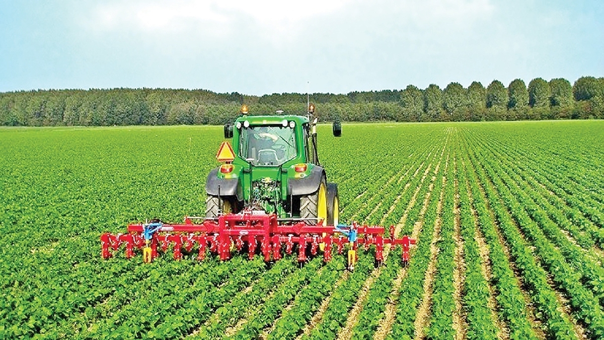 درشرایطی که امنیت غذایی به یکی از مهم‌ترین دغدغه‌های ملی تبدیل شده، توسعه فناوری و مکانیزاسیون کشاورزی به‌عنوان رکن بنیادین افزایش بهره‌وری، کاهش ضایعات و تقویت پایداری اقتصادی مطرح است. در گزارش امروز جام‌جم بررسی کرده‌ایم که بی‌توجهی به این موضوع در برنامه‌های توسعه و الگوی کشت، ضعف برنامه‌ریزی بخش کشاورزی را به‌وضوح نشان می‌دهد و ضرورت بازنگری فوری و جدی را گوشزد می‌کند.