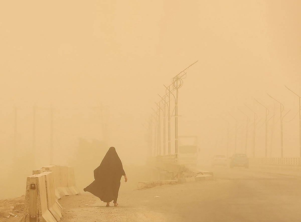 آلودگی هوا در خوزستان دیگر یک مسأله اقلیمی یا بحران دوره‌ای نیست، بلکه به معضلی ساختاری بدل شده که زندگی روزمره مردم را از نفس انداخته است.  از اهواز تا آبادان و ماهشهر سایه غلیظ ریزگردها، آلاینده‌های صنعتی و فرسودگی زیرساخت‌های زیست‌محیطی،‌ کیفیت زیست مردم خوزستان را به مرز هشدارهای مکرر رسانده است.
