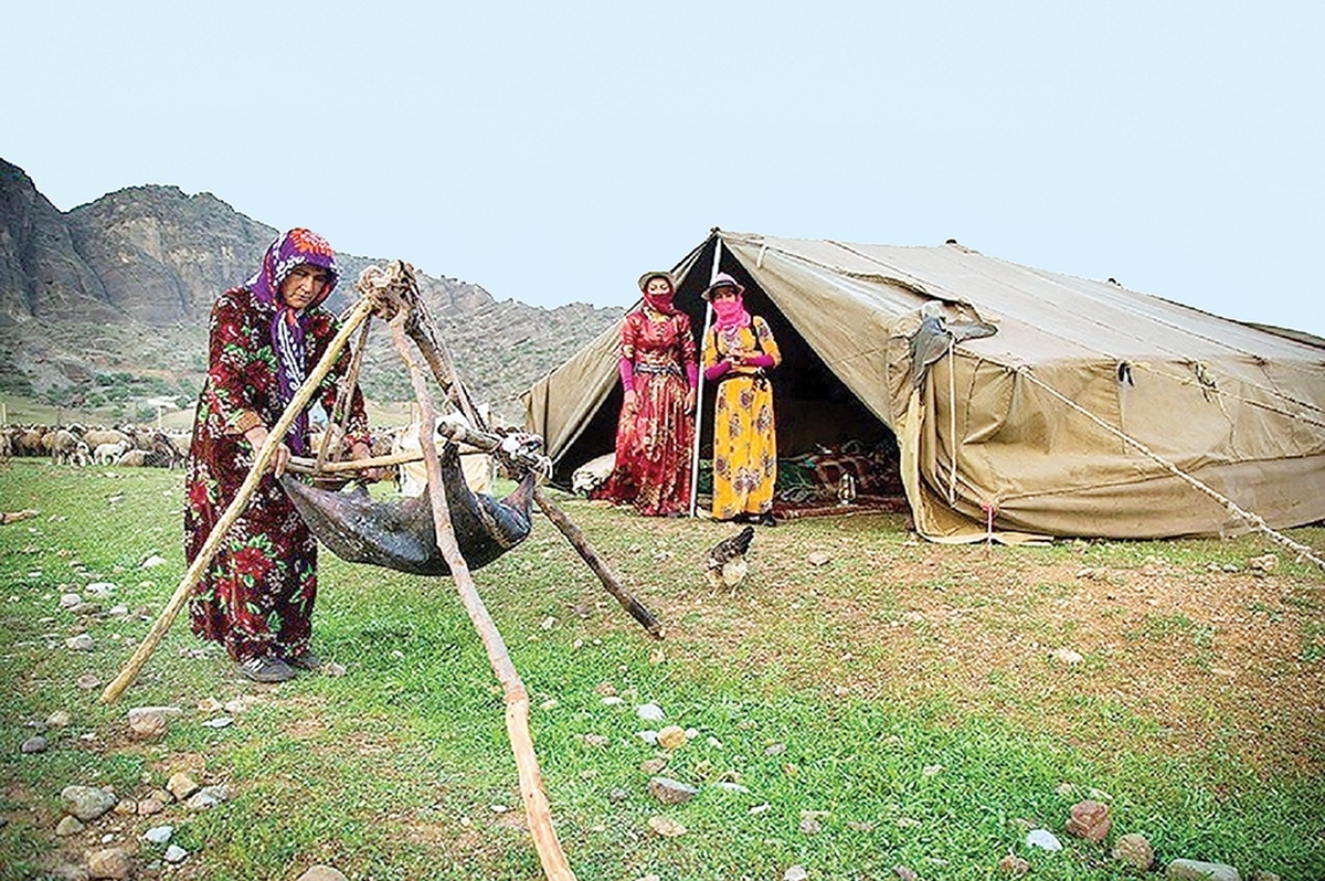اگر ۴ دهه قبل چیزی حدود ۳۵درصد جمعیت کل کشور را عشایر تشکیل می‌دادند، حالا این رقم به حدود کمتر از ۳ درصد رسیده است. جالب این‌که همین ۳درصد، سهمی بیش از ۲۵ درصد از تولید گوشت و ۳۵ درصد از صنایع دستی ایران را بر‌عهده دارند و نقشی کلیدی در امنیت غذایی و اقتصادی کشور ایفا می‌کنند. این جامعه سنتی، امروزه با تلفیق اصالت و فرصت‌های نوین، به یکی از ارکان توسعه ملی تبدیل شده است.