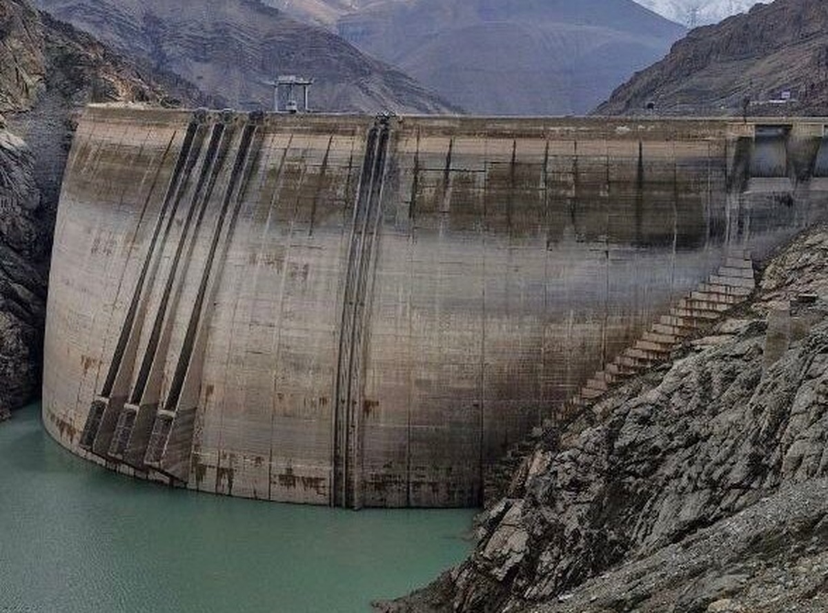 بحران آب در تهران دیگر یک هشدار دوردست نیست؛ نشانه‌های آن از سال‌ها پیش در تصمیمات شهری، توسعه‌ بی‌ضابطه و بارگذاری‌های جمعیتی بر پیکره یک دشت خشک نمایان شده است. حالا کارشناسان می‌گویند اگر تا پایان پاییز بارشی رخ ندهد و سدها خالی بمانند، تهران ناچار به عبور از مرحله‌ای خواهد شد که تنها با تخلیه موقت بخشی از جمعیت می‌توان از آن گذر کرد.