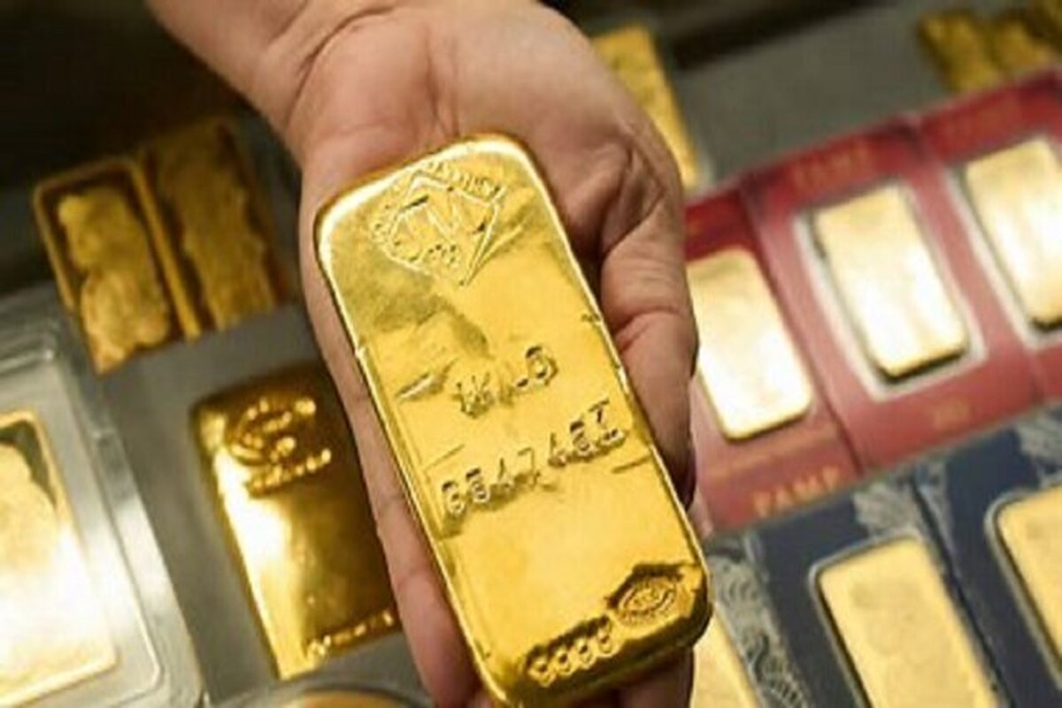 به گفته یک عضو هیات رئیسه کمیسیون تخصصی طلا و جواهر، افت ارزش دلار در پی کسری بودجه آمریکا و رویکرد جدید چین برای افزایش ذخایر طلا، از عوامل رشد بازار جهانی طلا است و این دو عامل در کنار چشم‌انداز کاهش نرخ بهره فدرال رزرو، شرایطی ایجاد کرده که طلا بار دیگر در بازار جهانی با رشد ۲۰۰ دلاری برای هر اونس روبرو شود و این عوامل در کنار افزایش نرخ ارز در بازار آزاد منجر به افزایشی شدن قیمت طلا و سکه در بازار ایران شده‌اند.