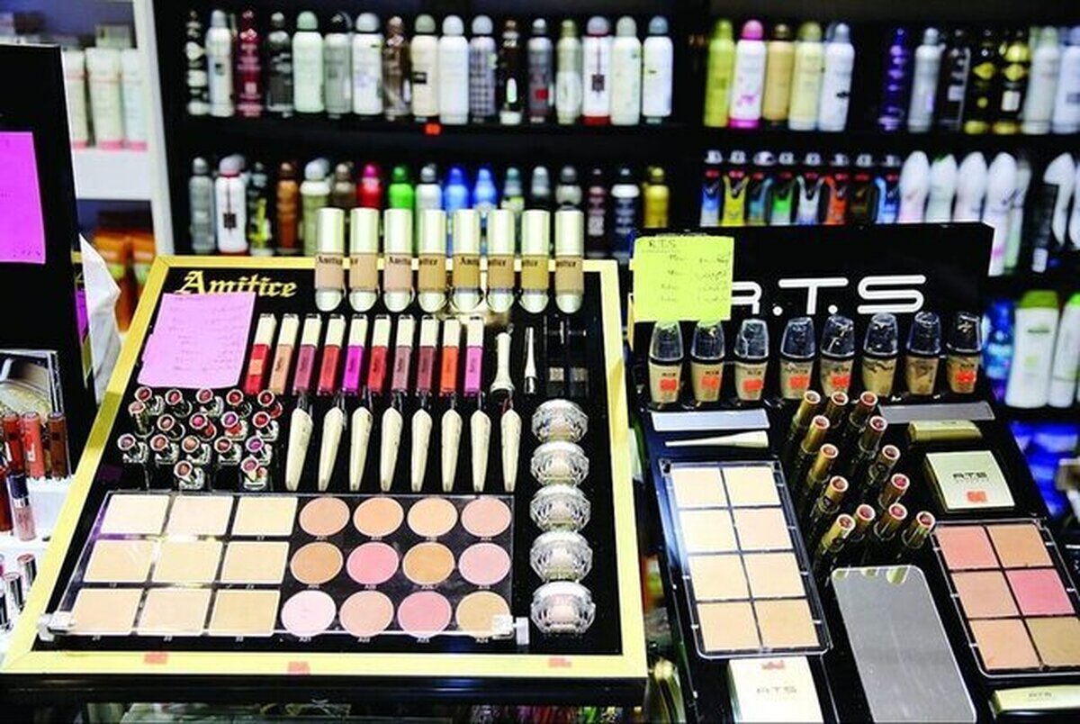 سازمان غذا و دارو فهرست برخی محصولات آرایشی غیرمجاز را معرفی کرد که به دلیل نداشتن مجوزهای معتبر و درج مشخصات نامعتبر، در فهرست فرآورده‌های غیرمجاز قرار گرفته‌اند.