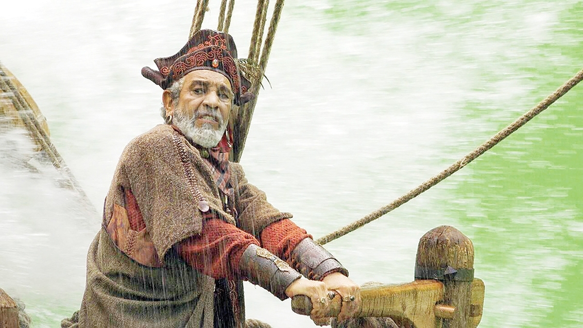 امرالله احمدجو، کارگردانی که شاید تعداد آثارش زیاد نباشد اما با همان تعداد کم، در خاطره جمعی مخاطبان تلویزیون جایی ویژه پیدا کرده است. او نه‌تنها با ساخت آثاری چون «تفنگ سرپر» و «روزی روزگاری»، تأثیر مستقیمی در ساخت آثار تلویزیونی داشته، بلکه با مشاوره و همکاری در پروژه‌های فاخر نیز به آثار تلویزیونی و ارتقای کیفیت‌شان یاری رسانده است.