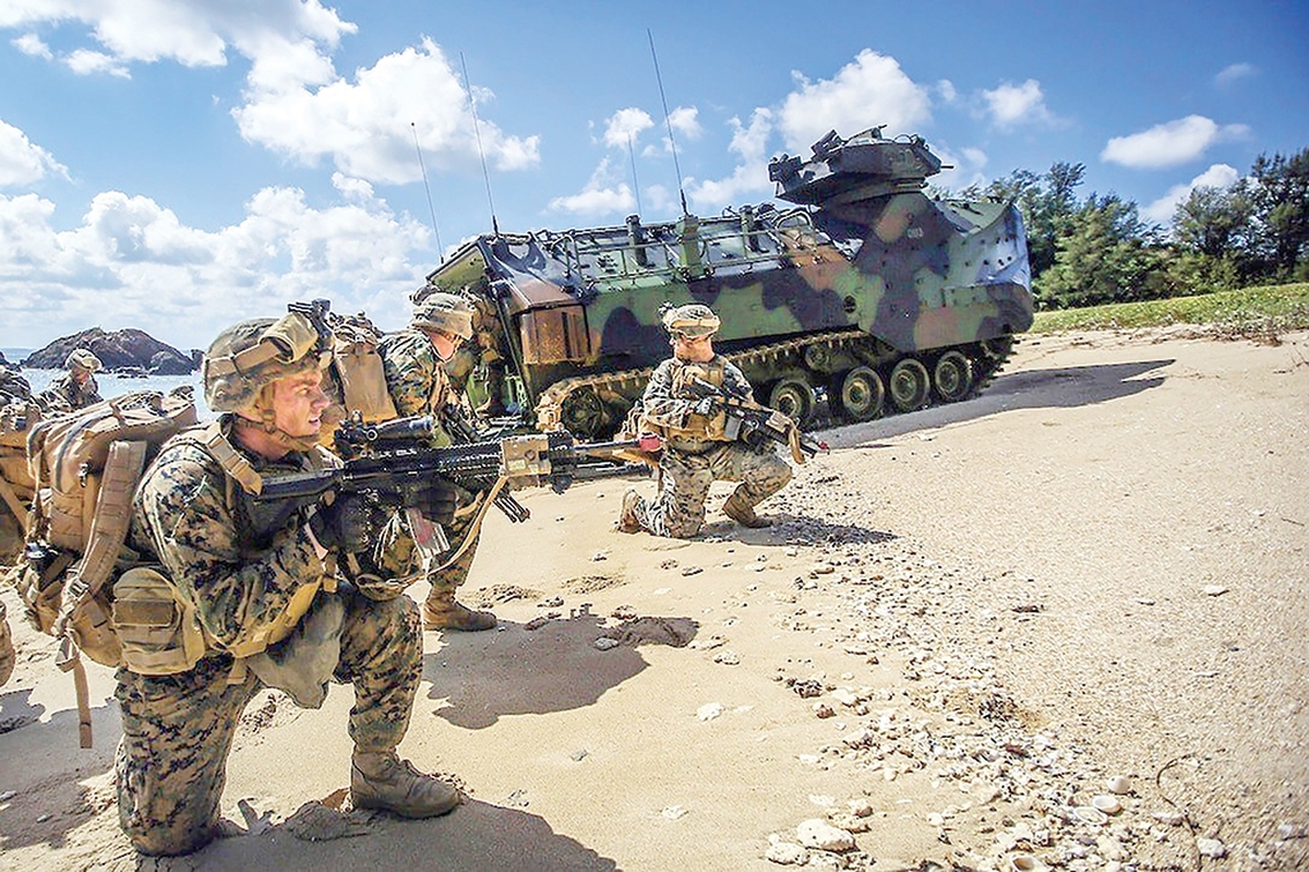 پیت هگسِت، وزیر دفاع آمریکا دیروز عملیاتی نظامی را با ادعای تلاش برای «حذف نارکوتروریست‌ها» یا کسانی که واشنگتن آنها را تروریست‌های قاچاقچی موادمخدر معرفی کرده، اعلام کرد؛ آن هم در شرایطی که نگرانی‌ها از این‌که تقویت حضور نیروی دریایی آمریکا در آب‌های آمریکای لاتین مقدمه حملات زمینی و یک درگیری گسترده‌تر علیه کاراکاس باشد، رو به افزایش است.