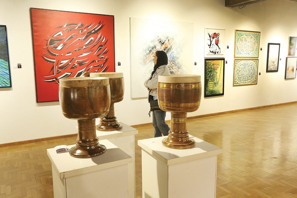 فرهنگسرای نیاوران این روزها میزبان نمایشگاه آثار هنرهای تجسمی‌ و‌ سنتی است. متولی و برگزارکننده این نمایشگاه مؤسسه هنرمندان پیشکسوت است که برای سومین سال متوالی اقدام به برپایی چنین رویدادی کرده. در این نمایشگاه ۲۰۰اثر از هنرمندان پرسابقه و سرشناس هنر معاصر ایران در شاخه‌های نقاشی، مجسمه‌سازی، عکس، خوشنویسی و هنرهای سنتی به معرض نمایش گذاشته شده است.