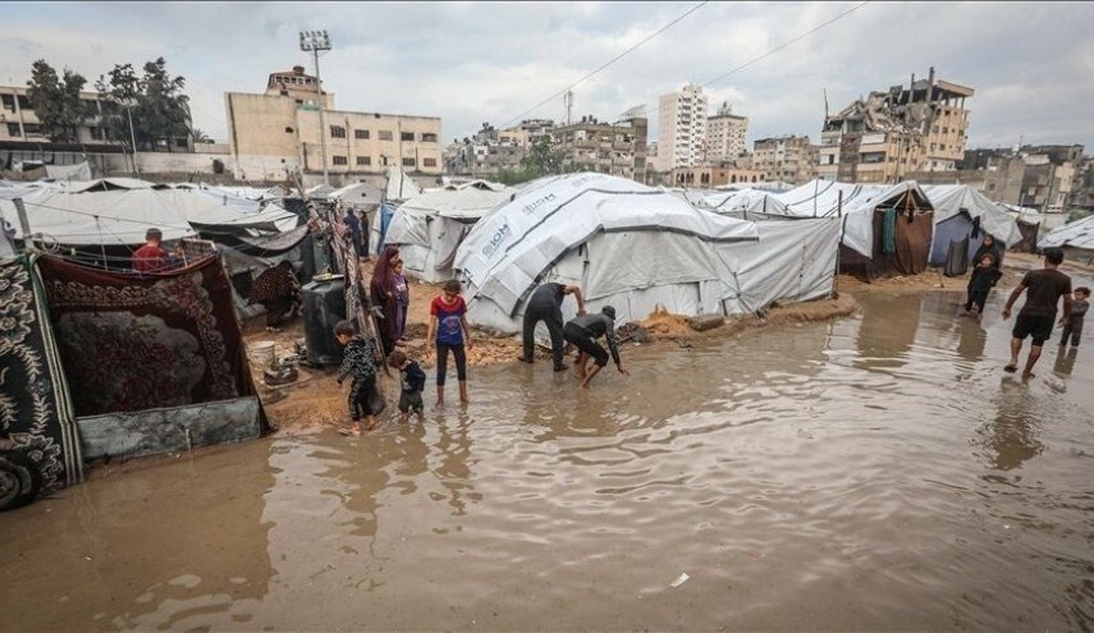 سازمان ملل متحد با ابراز نگرانی شدید از وضعیت انسانی در نوار غزه، اعلام کرد که بارش‌های اخیر باران، صد‌ها چادر و پناهگاه موقت آوارگان در این باریکه را زیر آب برده و هزاران خانواده را در معرض شرایط جوی بسیار سخت قرار داده است.