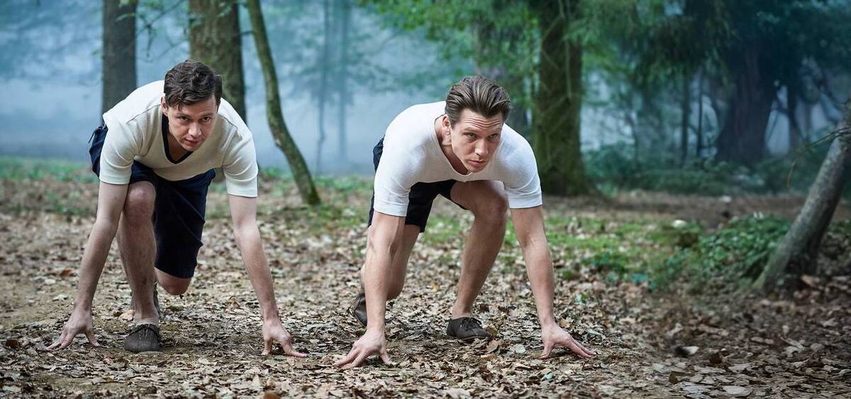 شبکه نمایش سیما در ادامه طرح پخش فیلم‌های دنباله‌دار سینمای جهان، از روز شنبه ۲۴ آبان‌ماه سه قسمت از «نهنگ آزاد» را پخش می‌کند و در ادامه فیلم «برادران داسلر» در دو قسمت از تاریخ ۲۷ آبان در جدول پخش این شبکه قرار می‌گیرد.