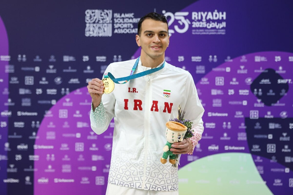 در دل استخرهای ریاض، جایی که امواج رقابت بر سطح آب می‌رقصیدند، سامیار عبدلی دیواره را لمس کرد و تاریخ‌ساز شد. مدال طلای ۵۰ متر آزاد در بازی‌های همبستگی کشورهای اسلامی، نه تنها اولین طلای شنای ایران در این رویداد بود، بلکه نمادی بود از بیداری دیرینه یک رشته پرتلاش.