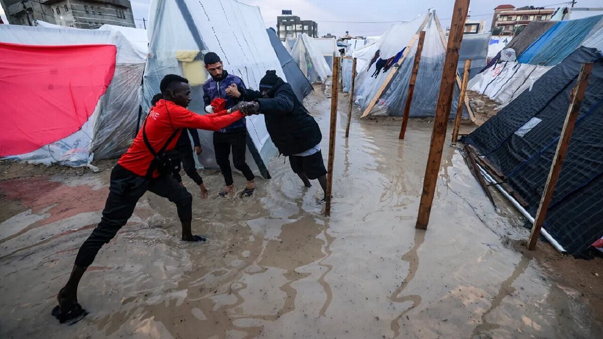آژانس امدادرسانی و کاریابی سازمان ملل برای آوارگان فلسطینی اعلام کرد که بارش شدید باران در نوار غزه شرایط انسانی را بیش از پیش دشوار کرده و بسیاری از خانواده‌ها به هر فضای ممکن، از جمله چادرهای موقت، پناه می‌برند.