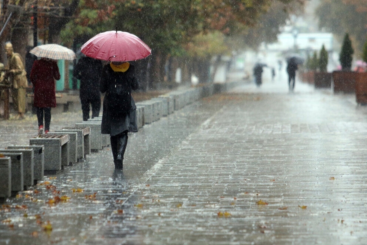 رئیس روابط‌عمومی سازمان امدادونجات جمعیت هلال‌احمر با اشاره به ورود سامانه بارشی فعال به کشور اعلام کرد: بر اساس گزارش‌های دریافتی از سامانه‌های پیش‌بینی، از صبح امروز ابر‌های باران‌زا در آسمان استان‌های نیمه غربی کشور مستقر شده و از استان ایلام نخستین بارندگی‌ها گزارش شده است.