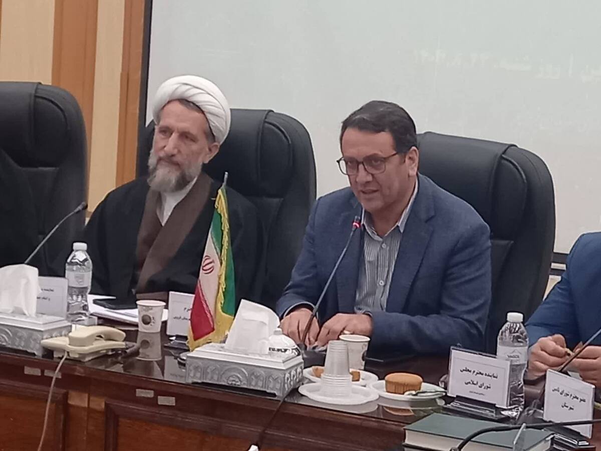 فرماندار قزوین بر لزوم نظارت مستمر مدیران بر عملکرد کارکنان، ارایه گزارش پیشرفت پروژه‌ها و توجه ویژه به خدمت‌رسانی سریع و عادلانه به مردم تاکید کرد.