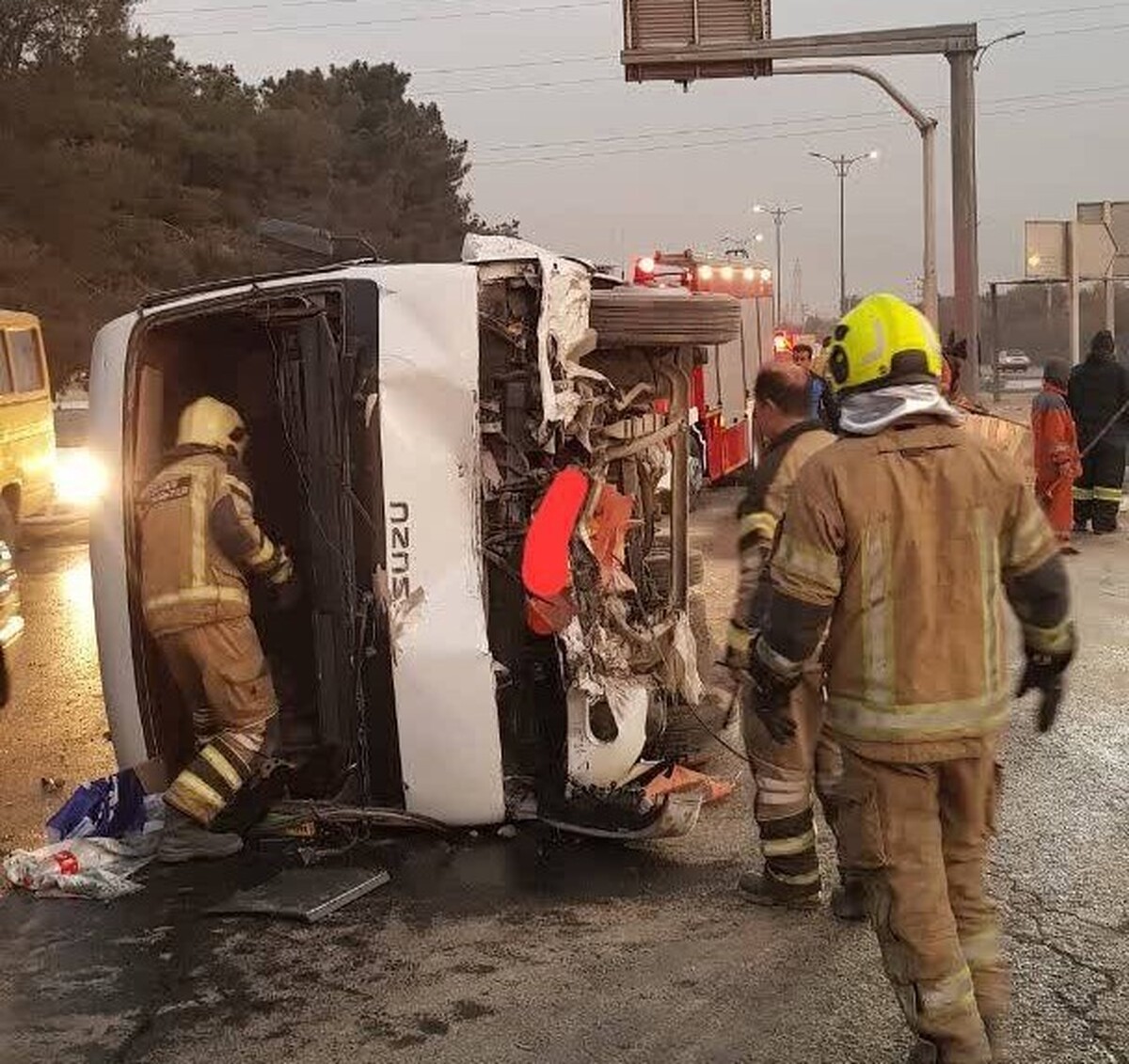 ساعت ۶ و ۱۳ دقیقه صبح امروز، یک دستگاه مینی‌بوس حامل شش نفر از پرسنل یکی از مراکز صنعتی در بزرگراه شهید هاشمی، مسیر شمال به جنوب پس از صالح‌آباد به دلایل نامشخصی واژگون شد.