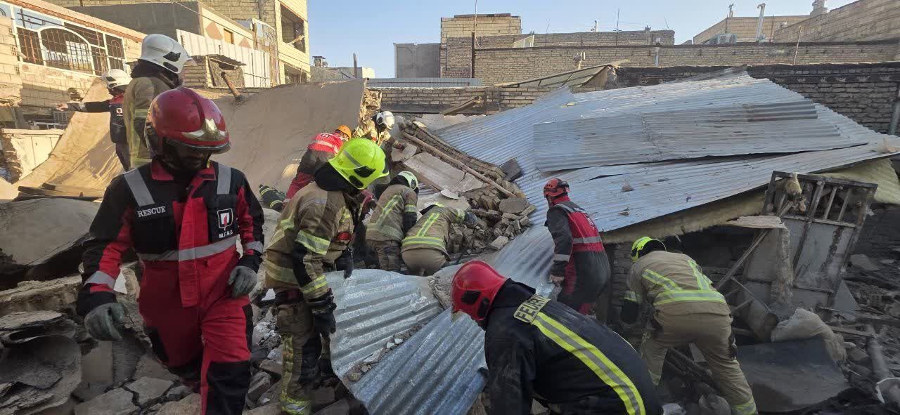 آتش نشانان مشهد ۲ نفر را در حادثه انفجار منزل مسکونی نجات دادند آتش نشانان مشهد ۲ نفر را در حادثه انفجار منزل مسکونی نجات دادند