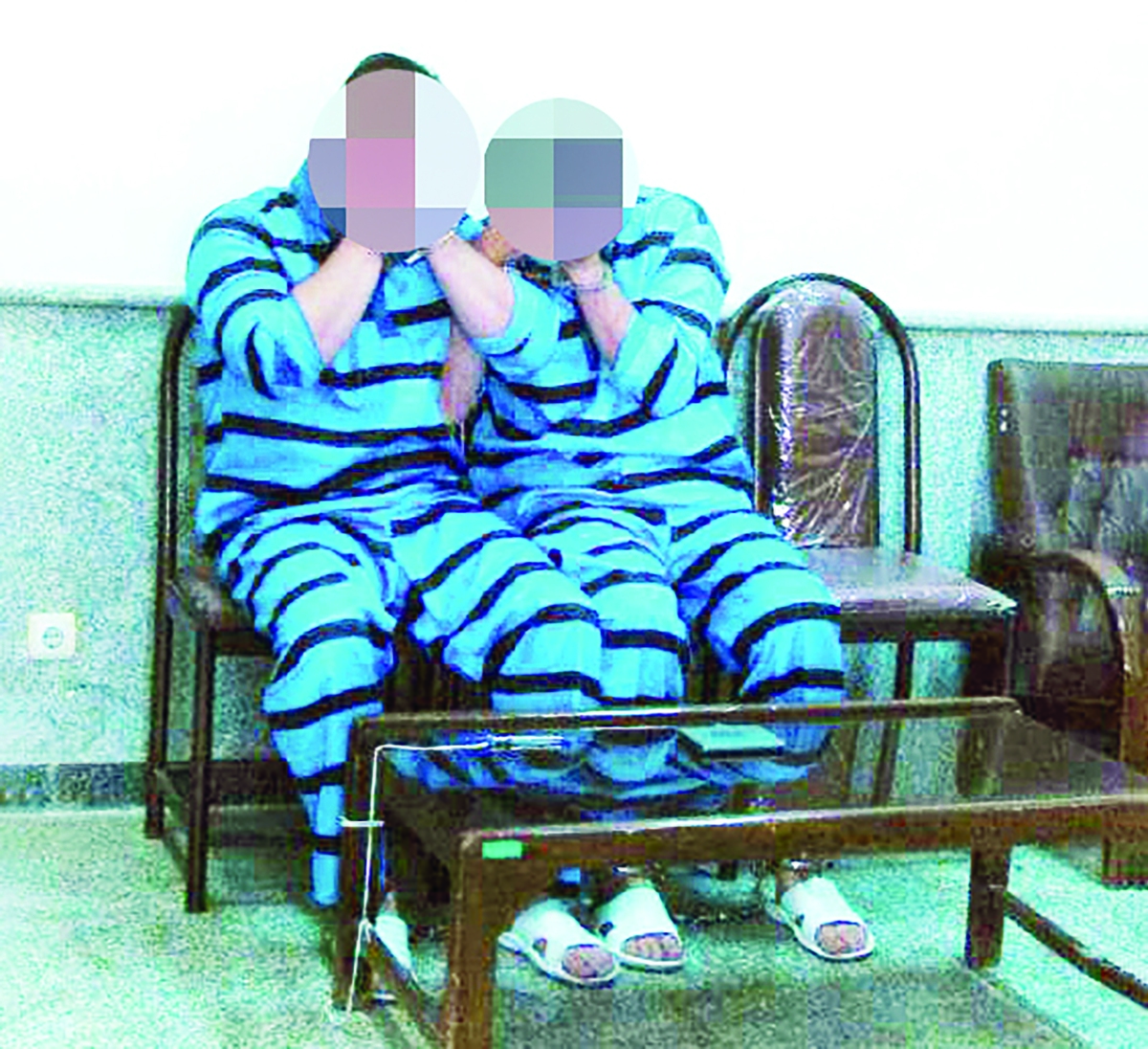 دو مرد به بهانه استخدام مترجم برای یک هتل معروف تهران، جوانان جویای کار را گروگان می‌گرفتند تا از آنها اخاذی کنند.