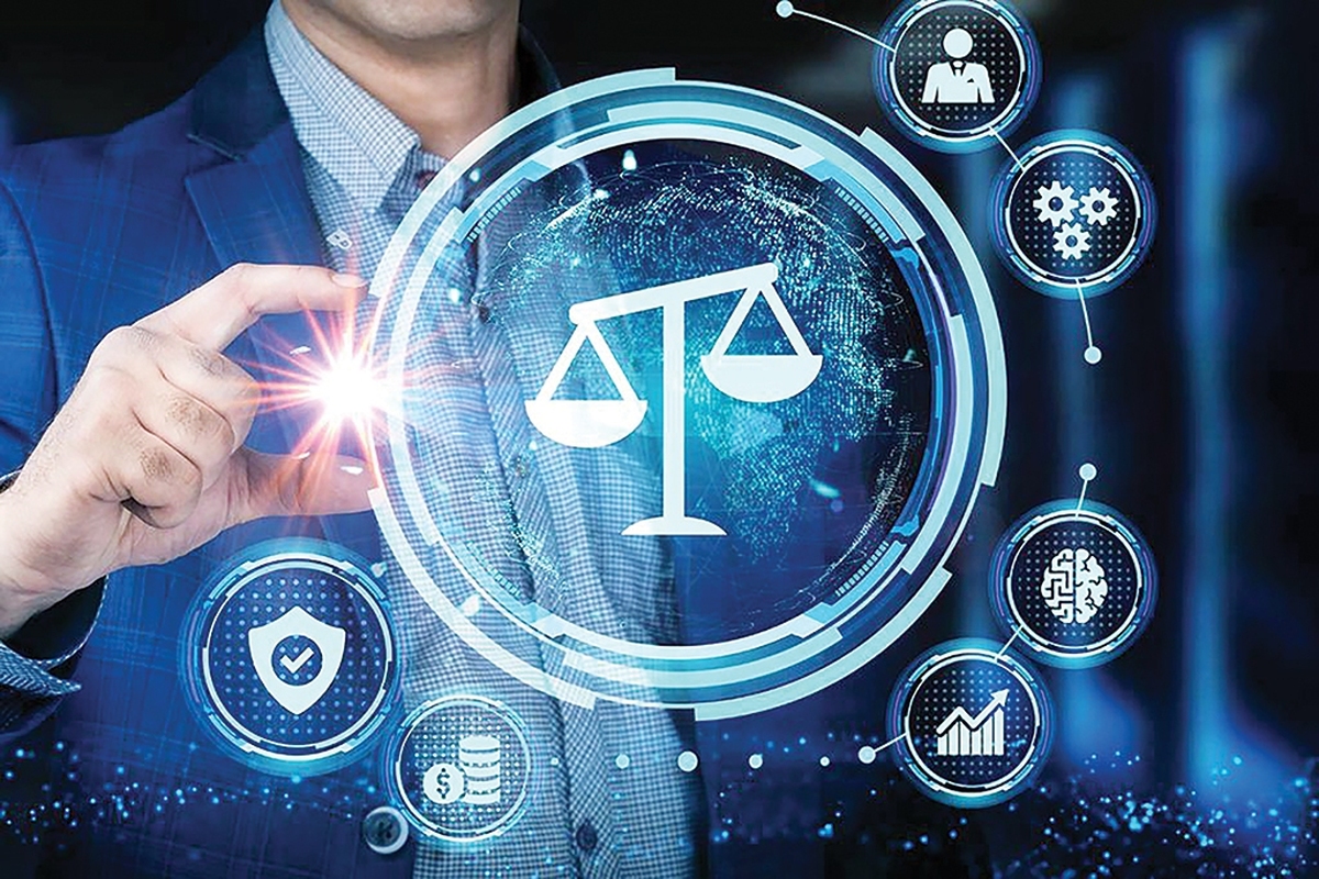 فضای مجازی در تاروپود جهان امروز تنیده شده است؛ قلمرویی فراسوی مرزها که نه‌تنها سبک زندگی‌ بلکه شالوده‌های قدرت و حکمرانی را نیز دگرگون ساخته است. اکنون کشور ما با بیش از ۷۲میلیون کاربر فعال، در کانون این گذار تاریخی ایستاده است؛ نسلی جوان که میان فرصت‌ها و تهدیدهای زیست دیجیتال روزگار می‌گذراند. در عصری که داده‌ها سرمایه و اطلاعات نادرست حکم سلاح را دارند، حکمرانی هوشمند بر فضای مجازی نه یک انتخاب‌ بلکه ضرورتی حیاتی است. با این همه چگونه می‌توان میان آزادی کاربران و امنیت جامعه مرز عادلانه‌ای ترسیم کرد؟