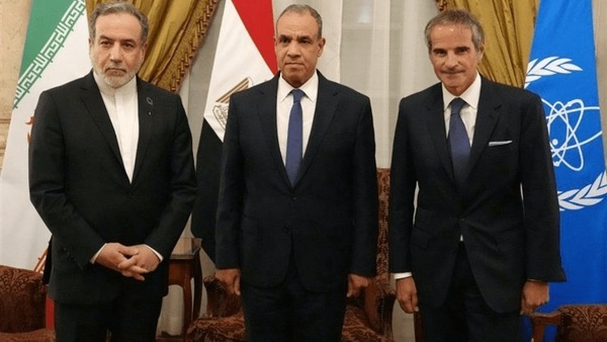 وزیر خارجه مصر به منظور بررسی آخرین تحولات پرونده هسته‌ای ایران و مسیر همکاری‌های جاری، با همتای ایرانی خود و مدیرکل آژانس بین‌المللی انرژی اتمی تماس تلفنی برقرار کرد.
