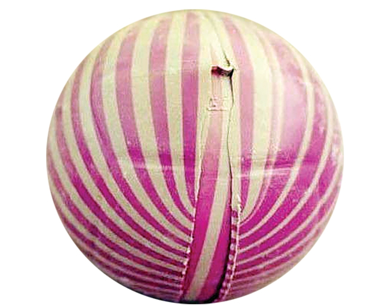 زمانه تغییر کرده،اگرنسل‌‌های پیشین مدام درکوچه ‌پس‌کوچه‌های خاک خورده شهرهادنبال توپ بودندحالا کودکان درخانه سرشان درگوشی وتبلت است یادر خوشبینانه‌ترین حالت مشغول بازی با اسباب‌بازی‌های خودهستند.اگرچه این دومی نه تنها معایبی ندارد که شامل محاسن بی‌شماری هم هست؛زیرااسباب‌بازی بیشترازآن‌که وسیله بازی‌وسرگرمی‌وفراغت‌باشد،اسبابی برای آموزش‌وفرهنگ است.