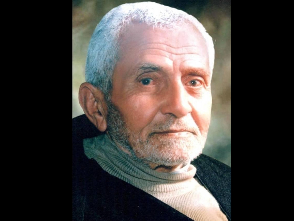 اشاره: عارف رازدار، معروف روح و جان، مصاحب روح الله، حضرت مستطاب اجل، خيرالحاج ميرزا علی‌اكبر معلم دامغانی(طاب ثراه) از جمله یگانگان عصر ماست که سالها باید بگذرد تا مانند او پا به عرصه هستی گذارد. او در زمره مردانی بود که پرده‌های وهم و گمان را از پیش روی برداشتند و به فیض حقیقت نائل شدند. اگر چه بسیاری به شناخت آنان در زمان حیاتشان راهی نبردند و آنچنان که شایسته آنند درباره کراماتشان سخنی به میان نیامد ولی همین اندک آشنایی ما با ایشان نیز مغتنم است و راهی به سوی واقعیات بر تشنگان حقایق می گشاید. ما با استعانت از خداوند متعال و مدد گرفتن از روح بلند آن غواص اقیانوس معارف الهی، به بیان گوشه ای از زندگانی آیت‌الحق مرحوم معلم دامغانی رضوان‌الله‌علیه می پردازیم تا شاید قدری از انوار خورشید تابناک وجود او در این شب ظلمانی بشر بر زائران کویش آشکار گردد و ما را به چشمه زلال علوم اهل بیت عصمت و طهارت(ع) رهنمون سازد.