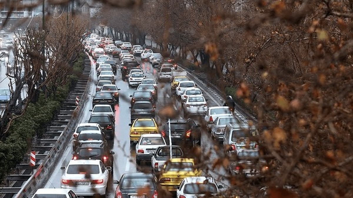لحظاتی پیش با شروع بارش باران در مناطق شمالی تهران، معابر خیس و لغزنده شد؛ پلیس راهور می‌گوید رانندگان با احتیاط و سرعت مطمئنه رانندگی کنند.