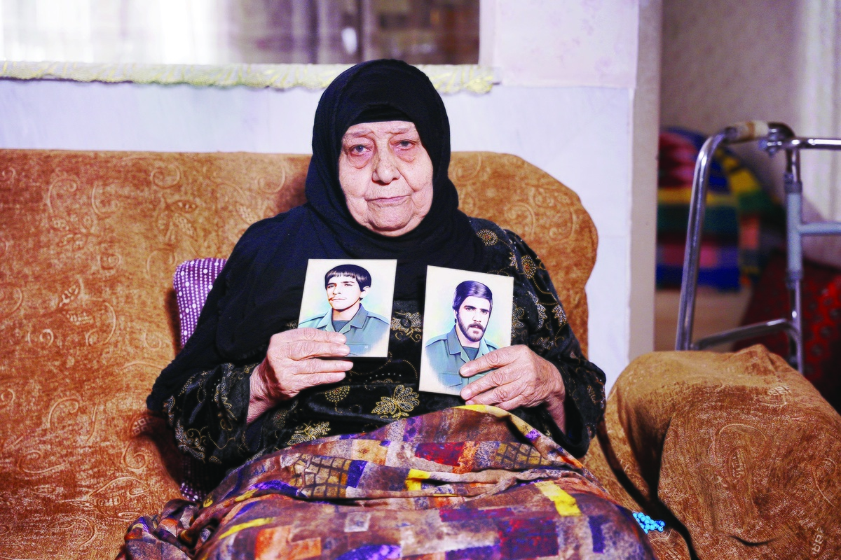 صحبت از مادران شهدا و دردی که آنها در فراق فرزندان‌شان کشیده‌اند چیزی نیست که با یکی دو قصه به اتمام برسد. روایت درد مادرانی که عزیزان‌شان را در هشت سال دفاع‌مقدس تقدیم وطن کرده‌اند، در مجموعه ‌مستند «رخ مادر» به تصویر کشیده‌‌شده تا برای مخاطبان از قصه‌های ناگفته خود و عزیزان‌شان بگویند. بعد از آن‌که دو فصل از این مجموعه ‌مستند روی آنتن رفت، حالا فصل سوم آماده پخش شده است.