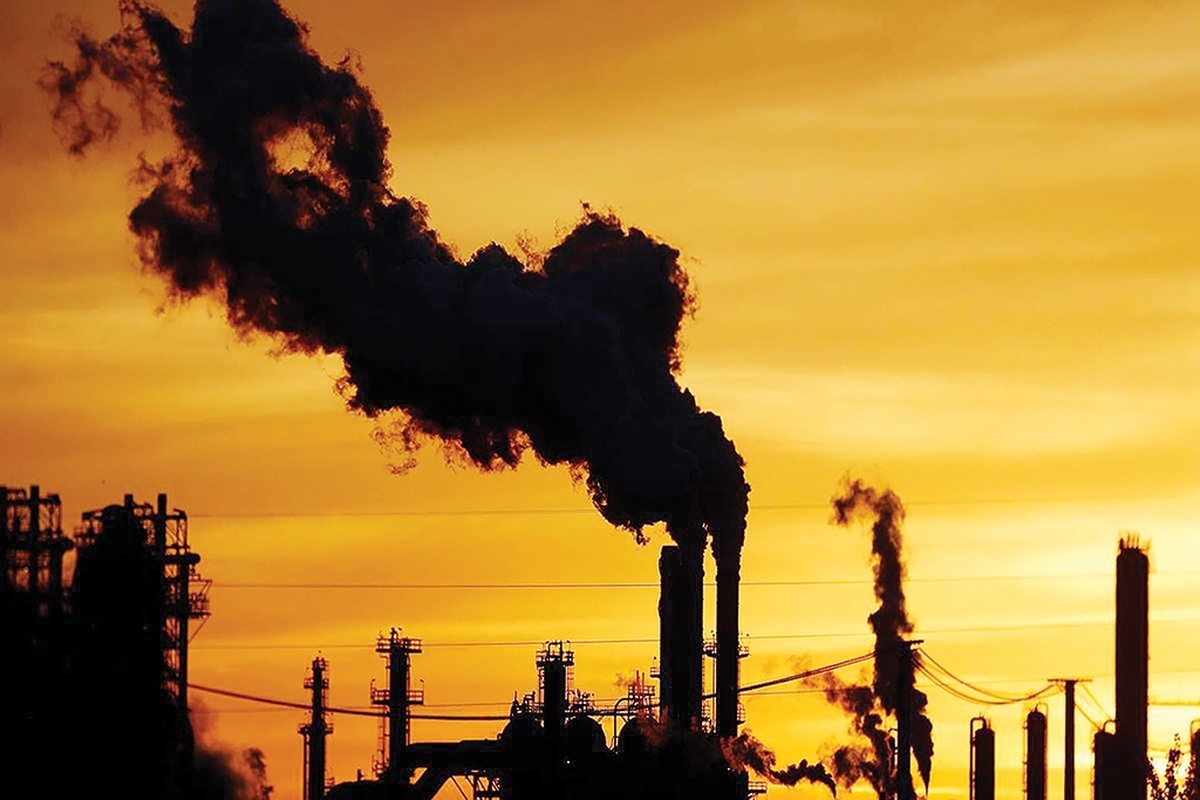 استفاده از سوخت مازوت، به‌دلیل وجود معضل ناترازی انرژی، به‌ویژه در فصول سرد که سایه آلودگی بر سر کلانشهرها سنگینی می‌کند، همیشه با چالش‌های مختلف و انتقادهای بسیاری روبه‌رو بوده است. سال گذشته رئیس‌جمهور نیز استفاده از این سوخت را در نیروگاه‌ها ممنوع کرد، درحالی‌که ناترازی انرژی باعث شد تا نیروگاه‌ها همچنان مجبور به سوزاندن مازوت شوند.