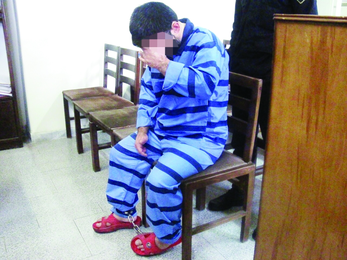 مردی که متهم است به هواخواهی یک زن مرتکب قتل مردی میانسال شده، شانه به شانه شدن با مقتول را انگیزه این درگیری مرگبار اعلام کرد.