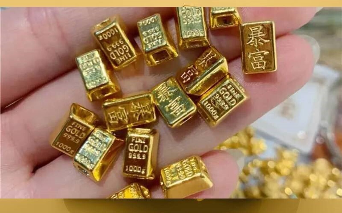 طلای آب‌شده سال‌هاست که به‌عنوان یکی از مهم‌ترین گزینه‌های سرمایه‌گذاری در بازار ایران شناخته می‌شود. دلیل این محبوبیت هم روشن است: حذف اجرت ساخت و مالیات، نقدشوندگی بالا، شفافیت قیمت‌گذاری و ارتباط مستقیم با نرخ جهانی طلا. اما یکی از پرسش‌های پرتکرار خریداران و سرمایه‌گذاران این است که طلای آب‌شده چند گرم است؟ آیا وزن مشخصی دارد یا بسته به شرایط تغییر می‌کند؟ در این مطلب، به‌طور جامع به این سؤال پاسخ می‌دهیم و در عین حال به نکاتی اشاره می‌کنیم که هر خریدار پیش از ورود به بازار طلای آب‌شده باید بداند. برای آن دسته از افرادی که می‌خواهند بدون مراجعه حضوری و با اطمینان کامل وارد بازار شوند، گزینه‌ی خرید آنلاین طلای آب‌شده بهترین راهکار است تا هم از شفافیت قیمت‌ها مطمئن شوند و هم تراکنش امن و سریع داشته باشند.