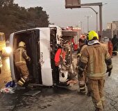 واژگونی سرویس یک مرکز صنعتی در بزرگراه شهید هاشمی