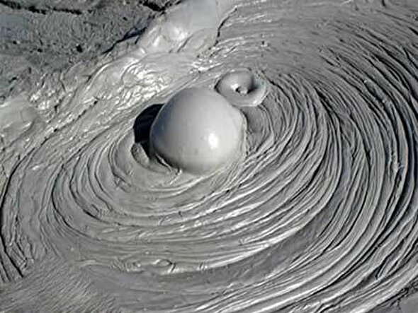 ببینید | فوران آتشفشان گل