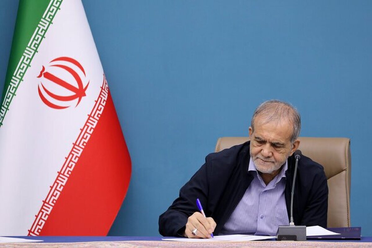 رئیس‌ جمهور گفت: کتاب و کتابخوانی ما را از روزمرگی به سمت زنده بودن سوق می‌دهد و راه نجات برای عقب نماندن از قافله رشد و تمدن است.